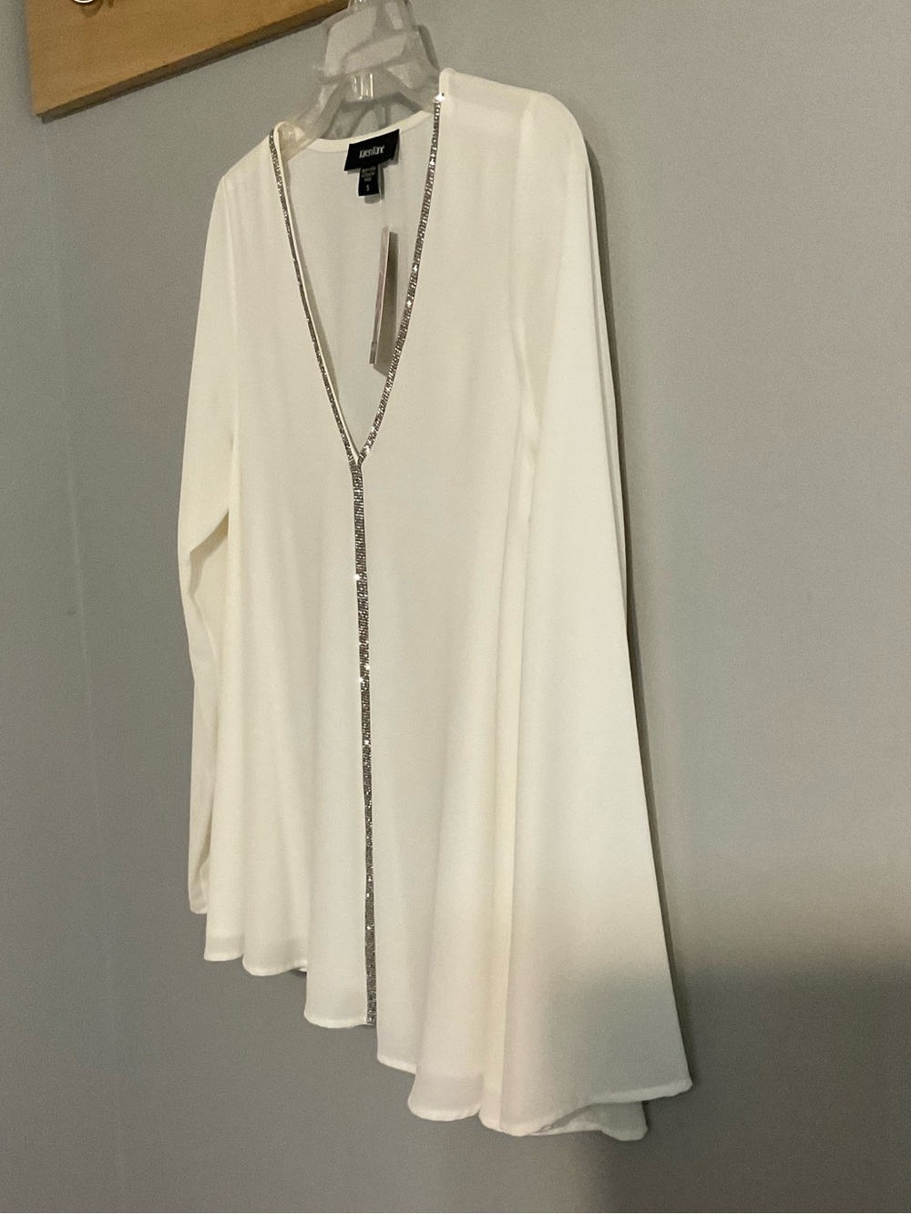 NWT Karen Kane Cream V-Neck Long Sleeve Blouse with Silver Rhinestone Trim Small - Picture 2 of 8